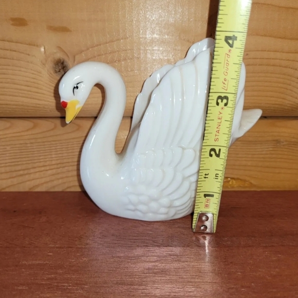 Vintage Salt or Pepper Shaker Floating White Swan with Red Basal Knob Porcelain - Picture 12 of 12